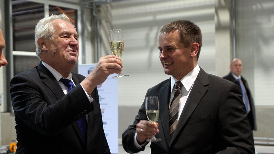 Moji Pardubit mi rozumj: Prezident Zeman vyrazil po roce znovu do Pardubickho kraje. S spchem. Svm volim pivezl poselstv, kter si pli slyet.