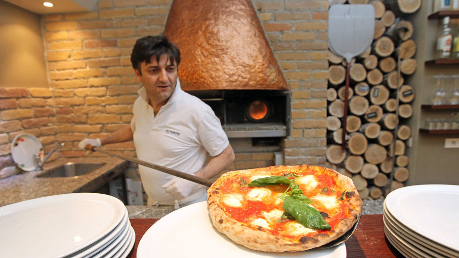 Bazalka, mozzarella a rajèata tvoøí na pizze harmonii chutí i barev. (Pražská restaurace Pepenero Pizza & Pasta)