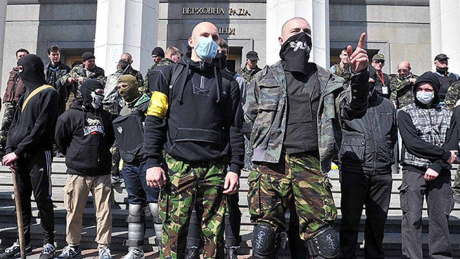 Nacionalist z Pravho sektoru se aktivn astn boj na vchod Ukrajiny.