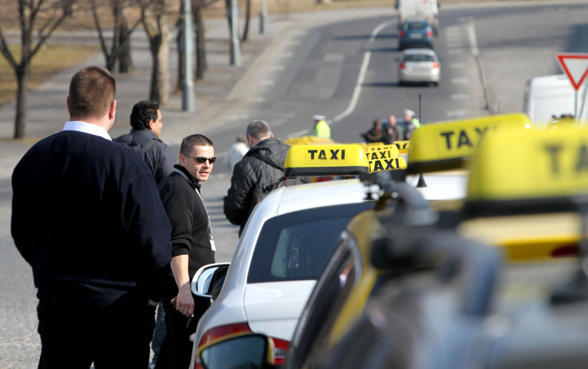 Tak se zatýkali pražští taxikáři: Policisté sehnali desítky ”turistů”,  kteří se nechali okrást | Hospodářské noviny (HN.cz)