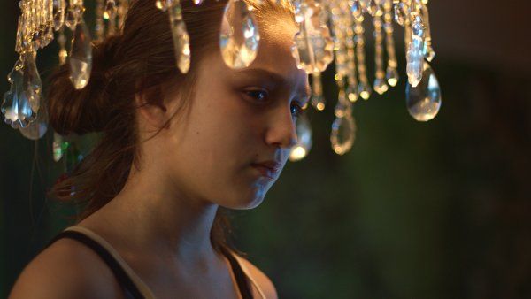 Hlavn&iacute; roli ve filmu P&aacute;t&aacute; lo� ztv&aacute;rnila desetilet&aacute; Vanesska z Bratislavy (na sn&iacute;mku).