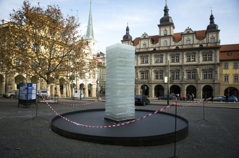 Experimentání ledové dílo nazvané Procesuální instalace stojí na Malostranském náměstí v Praze.