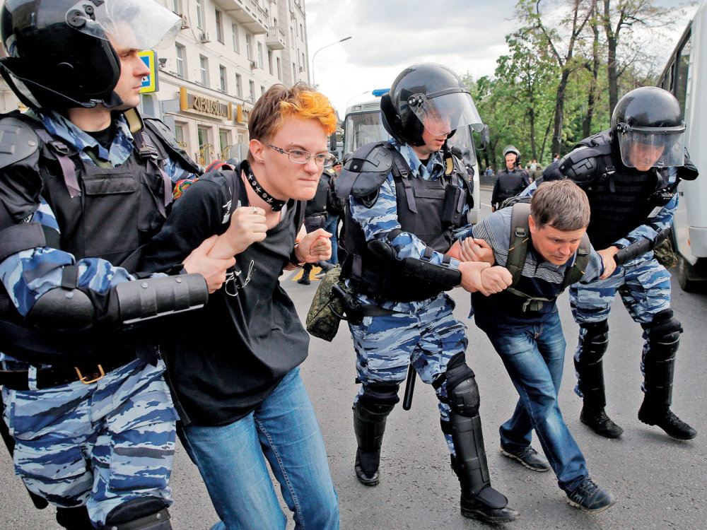 Červnovým demonstracím v Moskvě věnovala televize pochopitelně velkou pozornost.