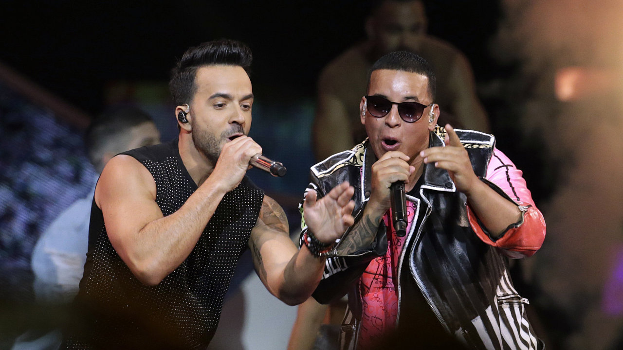 Na snmku z dubnovho pedvn cen Latin Billboard Awards Luis Fonsi a Daddy Yankee zpvaj svj hit Despacito.
