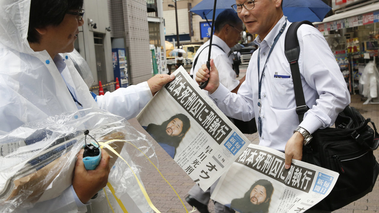Japonské noviny informují o popravì vùdce sekty Óm šinrikjó Šókó Asaharu a šesti jeho stoupencù.