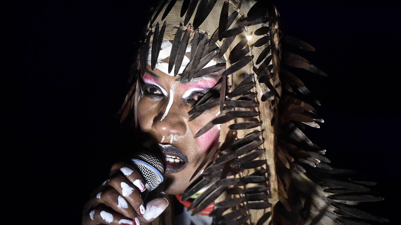 Vystoupen Grace Jonesov, kultovn zpvaky ahereky jamajskho pvodu, patilo kvrcholm 17. ronku mezinrodnho hudebnho festivalu Colours of Ostrava.