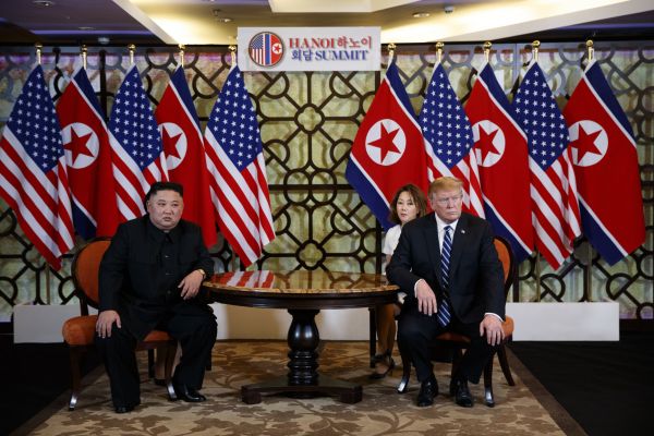 Donald Trump a Kim ong-un na spolené tiskové konferenci.