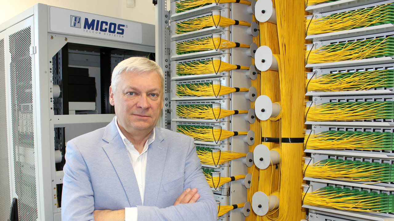 Svatoslav Novák, bývalý šéf SPT Telecom (nyní O2) a dlouholetý předseda ICT unie, prodává se společníky firmu Micos Telcom. Pod novými americkými vlastníky zůstává nadále jako ředitel.