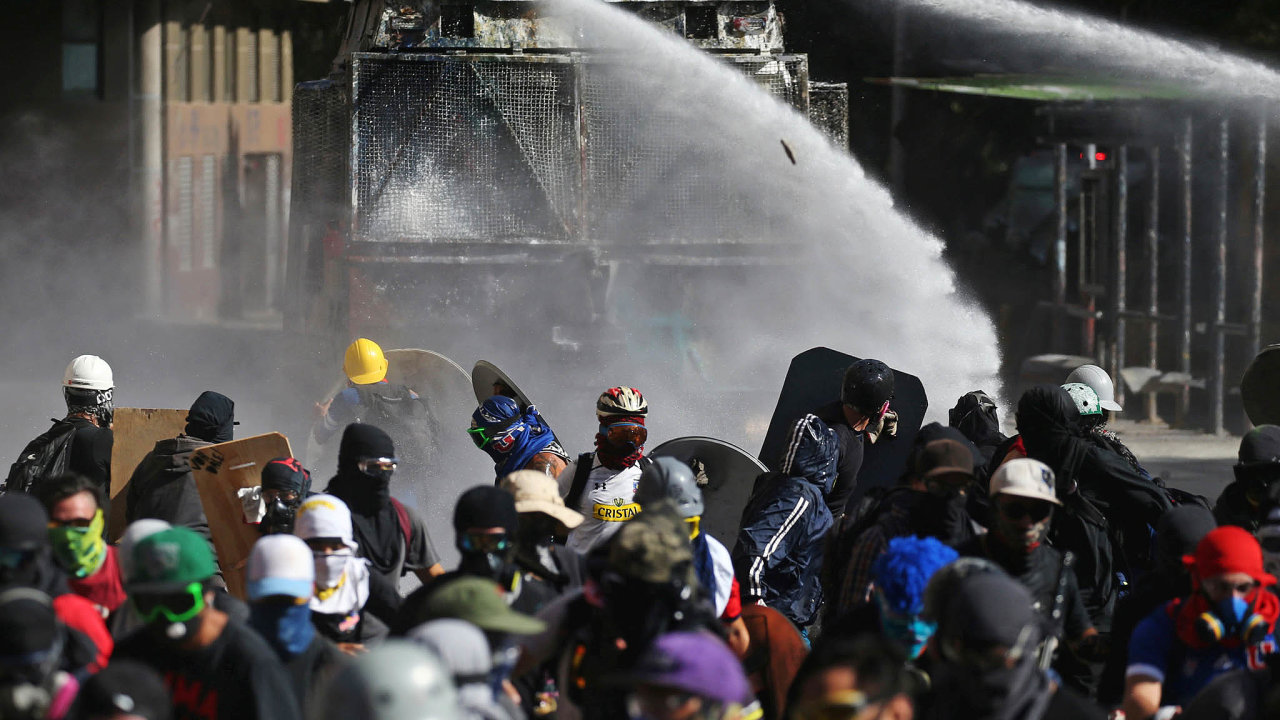Nsil vulicch. Agresivita chilskch demonstrac je neekan, nsiln charakter protest nezmizel ani pozsahu policie aarmdy.