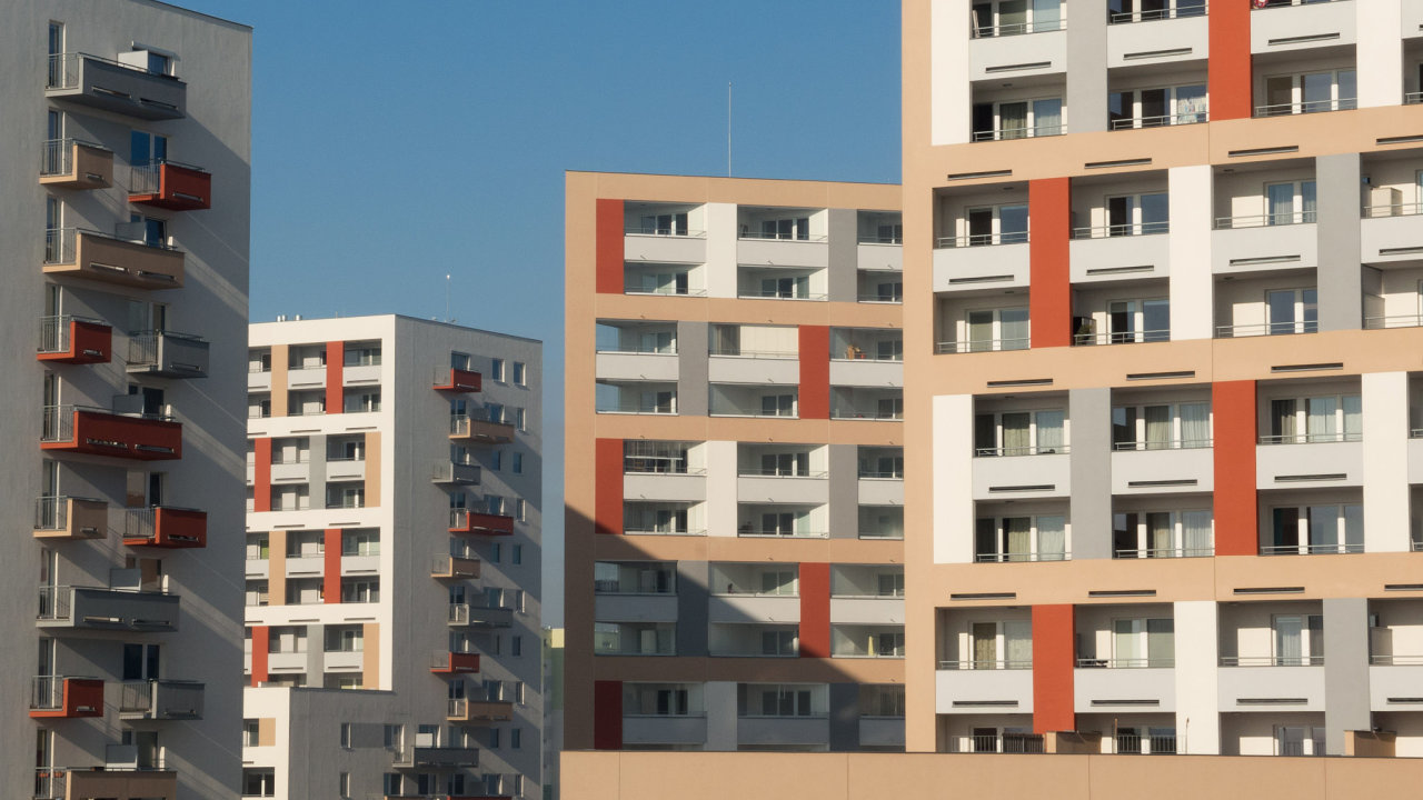V�t�ina nov�ch byt� v Praze nezlevn�, dol� mohou j�t luxusn� nemovitosti a byty na periferii
