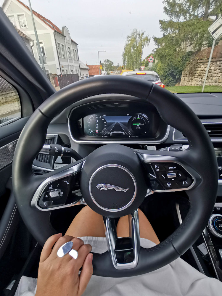 Na nádvoří Trojského zámku se začátkem října sjely nejzajímavější elektromobily, které si teď můžete koupit (nebo objednat).