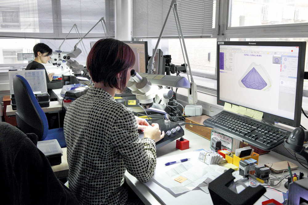 Pouze 0,04 procenta ze všech nalezených surových diamantů na světě splňuje standardy Tiffany. Právě ty poté zamíří do dílny v Antverpách, kde se roztřídí podle velikosti, barvy a čistoty. Až poté jsou posílány dál do manufaktur v Belgii, Botswaně, Vietnamu, Kambodži a na Mauriciu, kde je mistři řemesla brousí a leští.