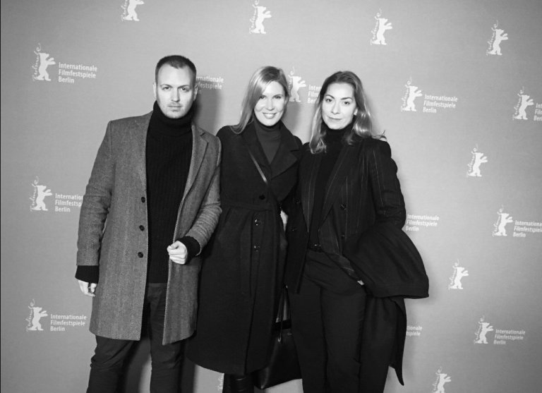 Petra Valentov, marketingov manaerka Westfield Chodov, a producent Milosh Harajda na premire MINAMATA na Berlinale