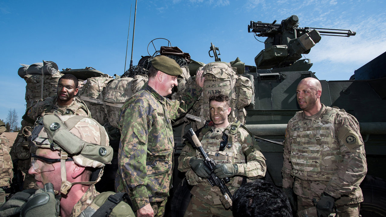 Finové s NATO už úzce spolupracují. Na snímku z roku 2016 tehdejší velitel finské armády generálporučík Seppo Toivonen debatuje s vojáky americké armády během cvičení Arrow 16.
