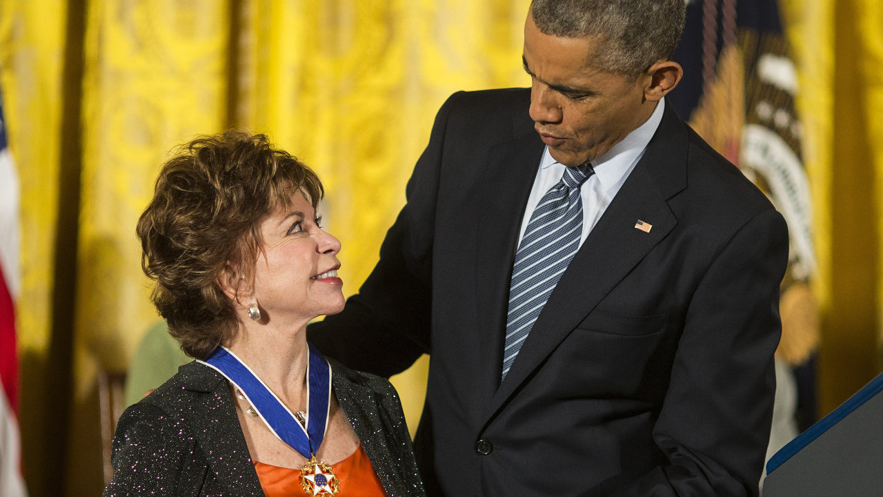 Prezident Barack Obama uděluje Isabel Allende Prezidentskou medaili svobody.
