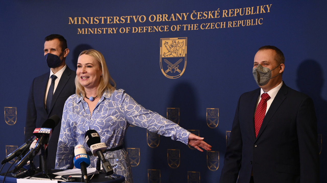Ministryně obrany Jana Černochová představuje nové náměstky – Františka Šulce (vpravo) a Daniela Blažkovce.
