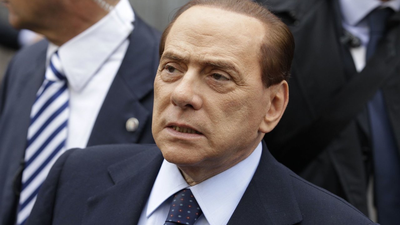 Italsk premir Silvio Berlusconi zav tk asy. Ilustran foto
