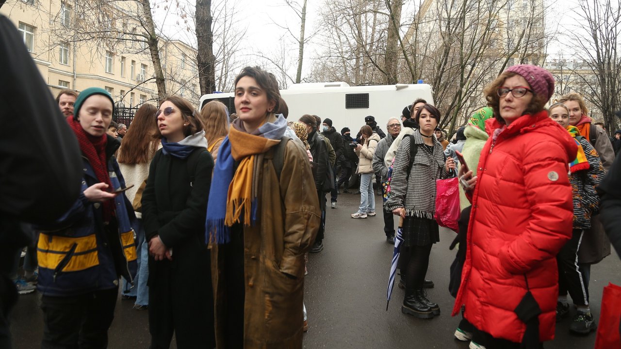Lidé v Moskvì pøišli pøed soud podpoøit obžalované novináøe. Mnozí tím zároveò protestují proti válce