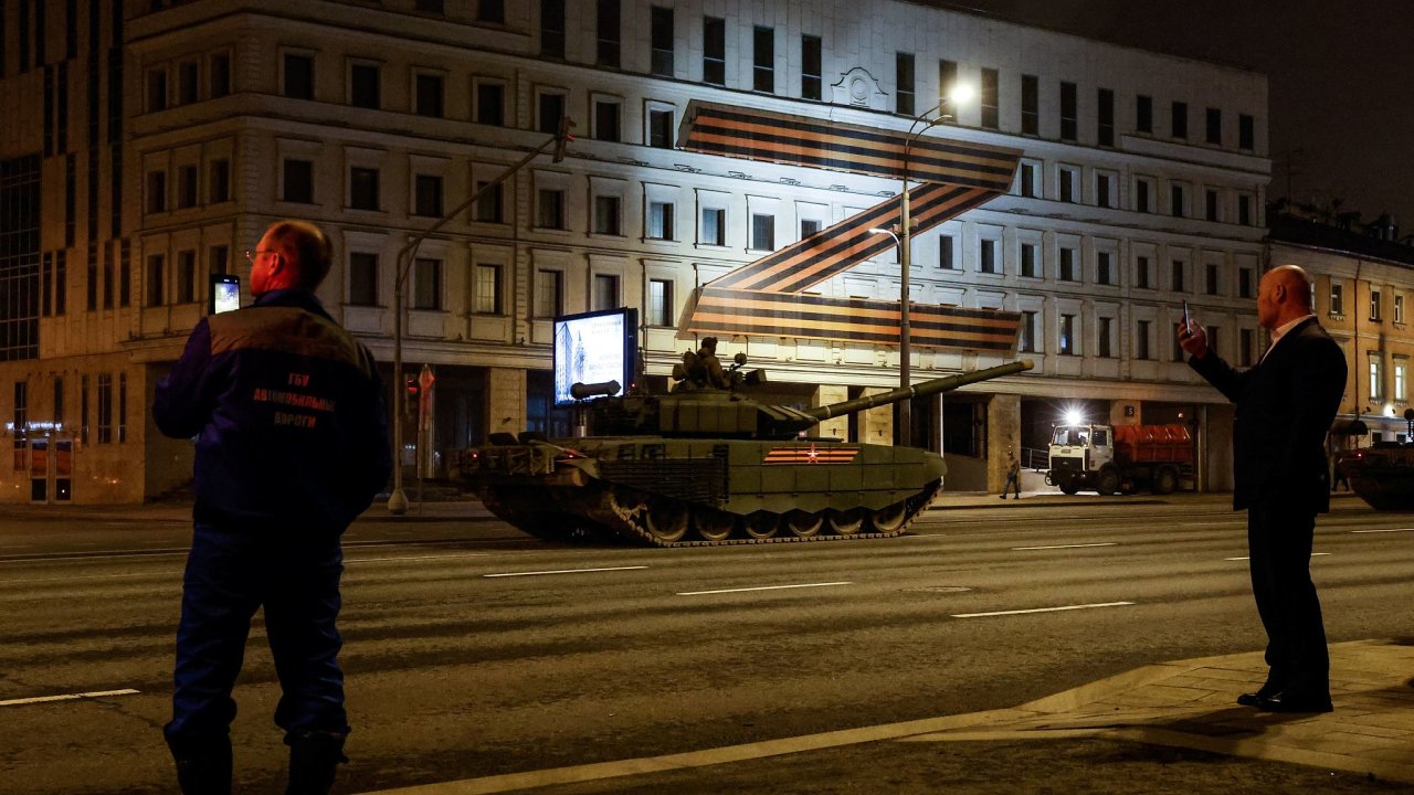 V Moskvě se už připravují na vojenskou přehlídku ke Dni vítězství. Zdobí se domy, šikují tanky a další vojenská technika.