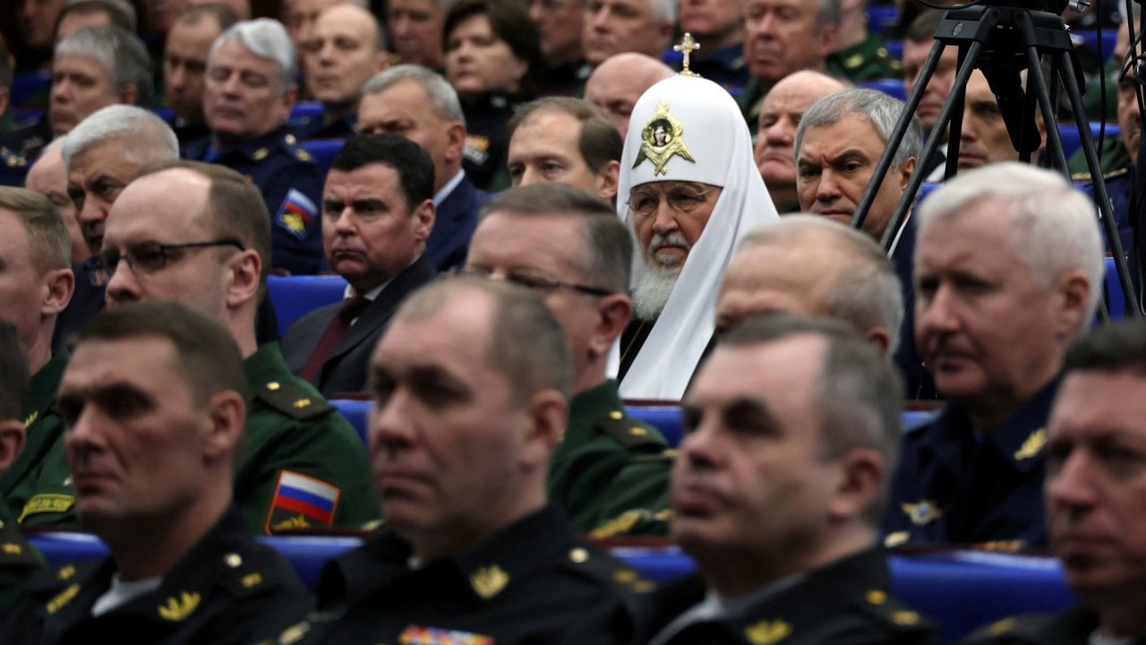 Kirill, patriarcha moskevsk a veker Rusi, mezi ruskmi dstojnky.