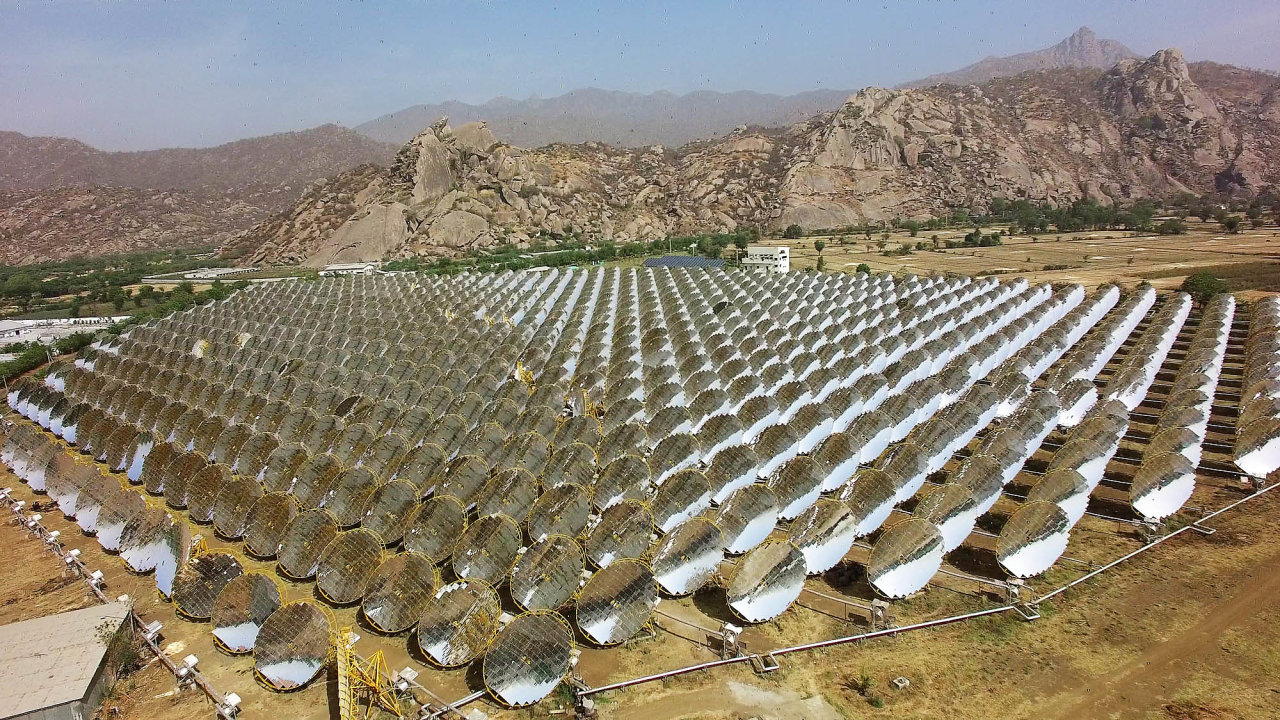 Solární elektrárna se 770 parabolickými zrcadlovými disky, které v Indii vyrábí energii pro komunitu 25 tisíc èlenù hnutí Brahma Kumaris.