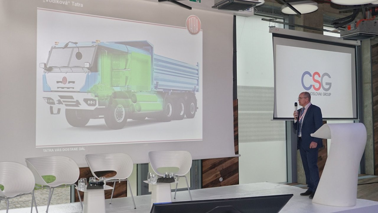 Radomr Smolka, editel vzkumu avvoje vespolenosti Tatra Trucks, pedstavuje vodkovou Tatru naakci Forum elektromobilita 2022.