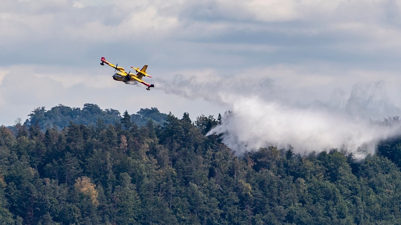 Letadlo Canadair hasí požár v Národním parku Èeské Švýcarsko
