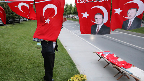Erdo&#287;an, nebo K&#305;l&#305;çdaro&#287;lu? Turecko čekají napínavé prezidentské volby