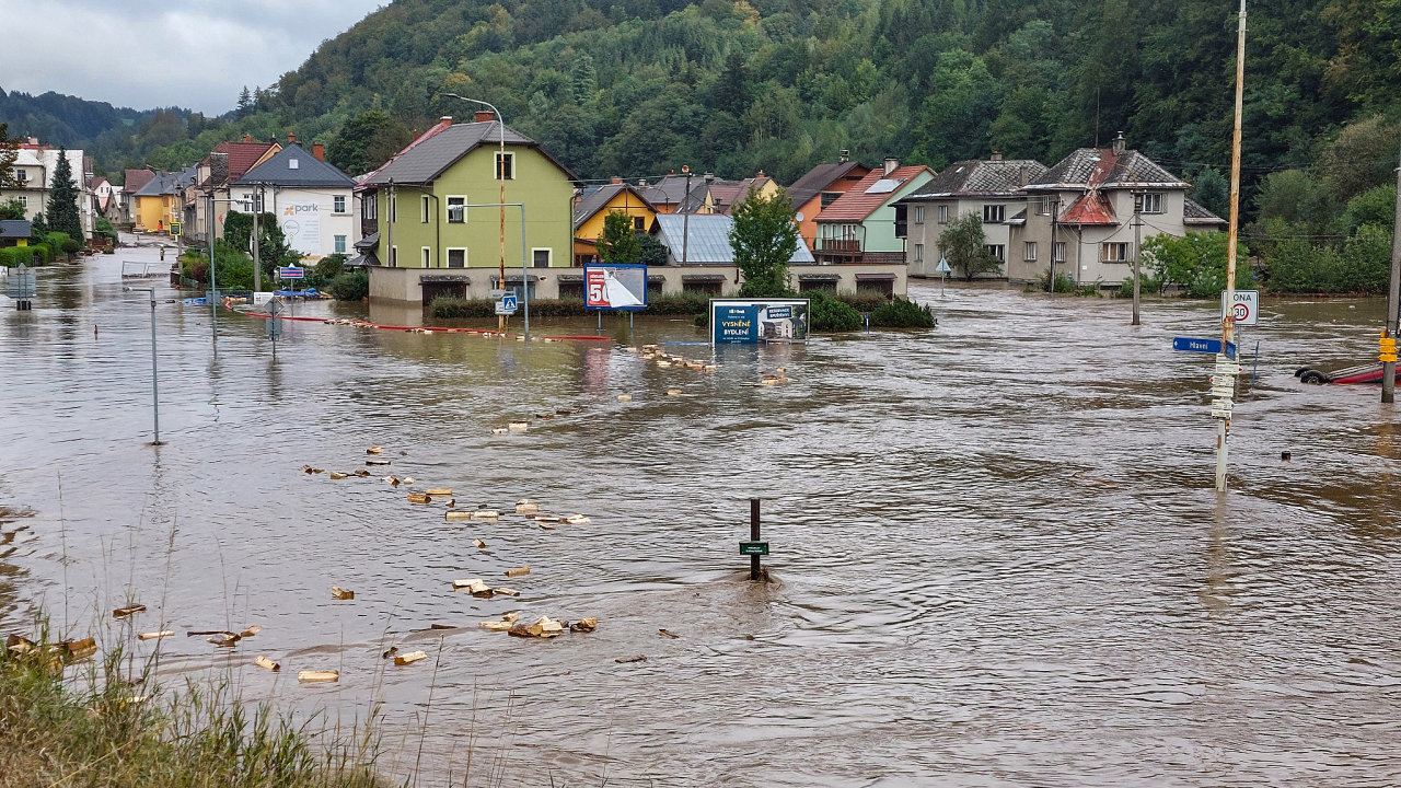 Hanuovice na umpersku, mstekem se prohnala vlna z protren hrze