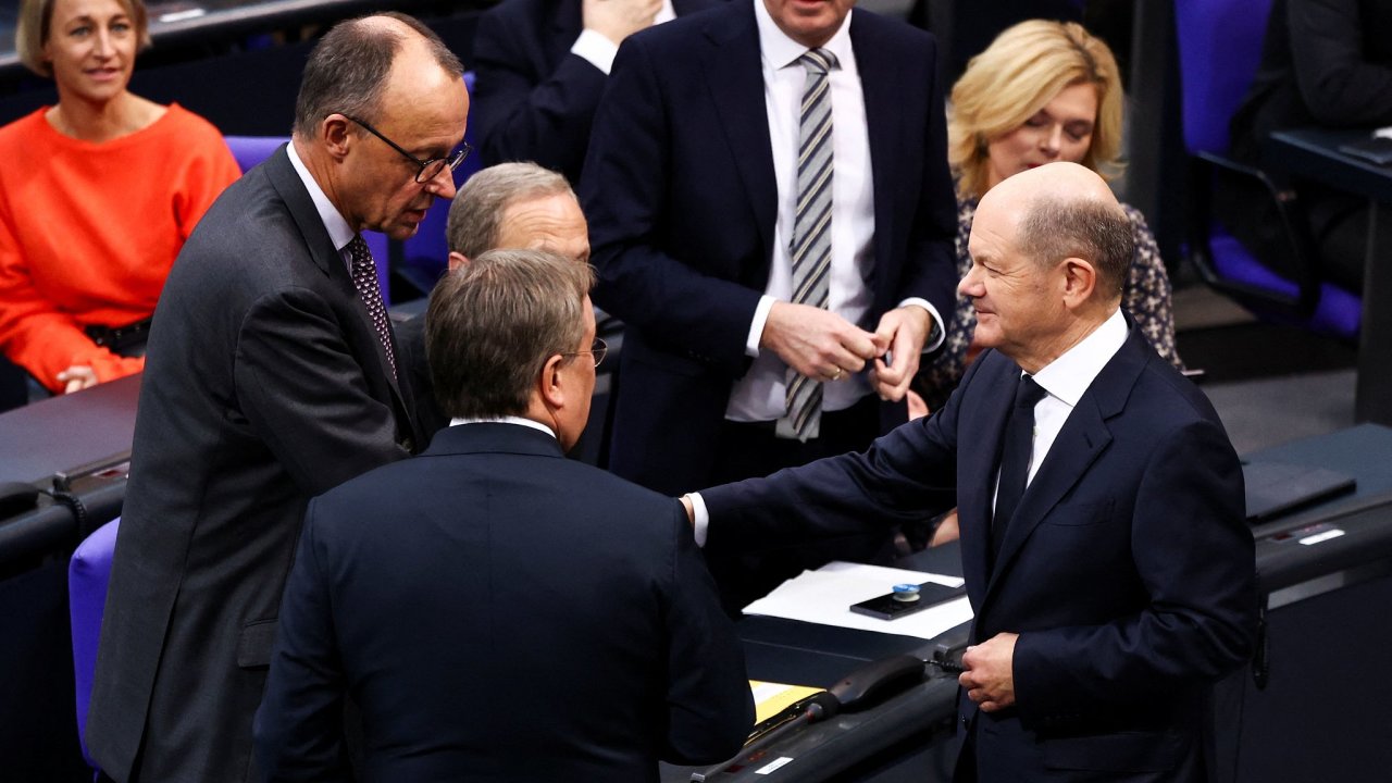 Stdn str. Olafa Scholze (vpravo) nejsp v adu kancle nahrad Friedrich Merz.