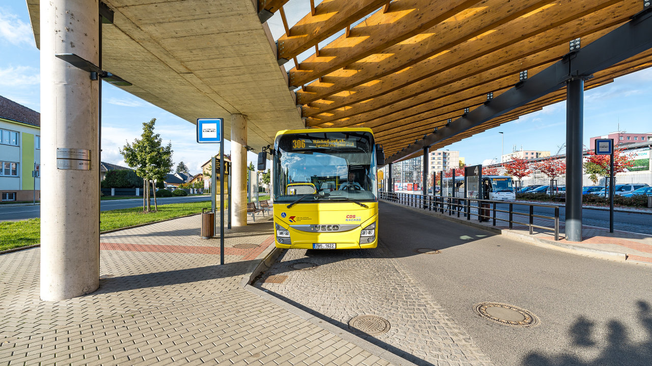 V Jaroměři například vznikl dopravní terminál s pěti autobusovými zastávkami, záchytným parkovištěm pro osobní automobily a parkovací dům pro jízdní kola.