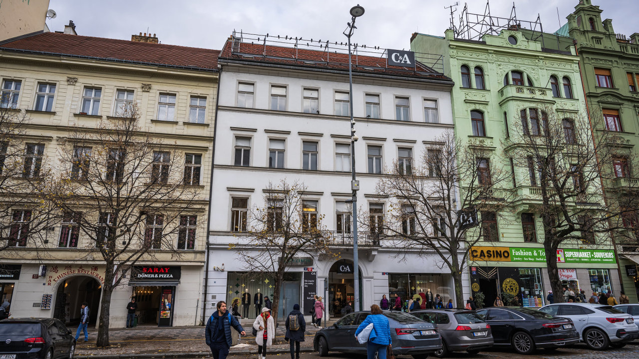 S Pytloun Hotels koupila od firmy VN33 Building budovu na Vclavskm nmst .p. 33 (na snmku uprosted), kterou pemn na luxusn hotel.