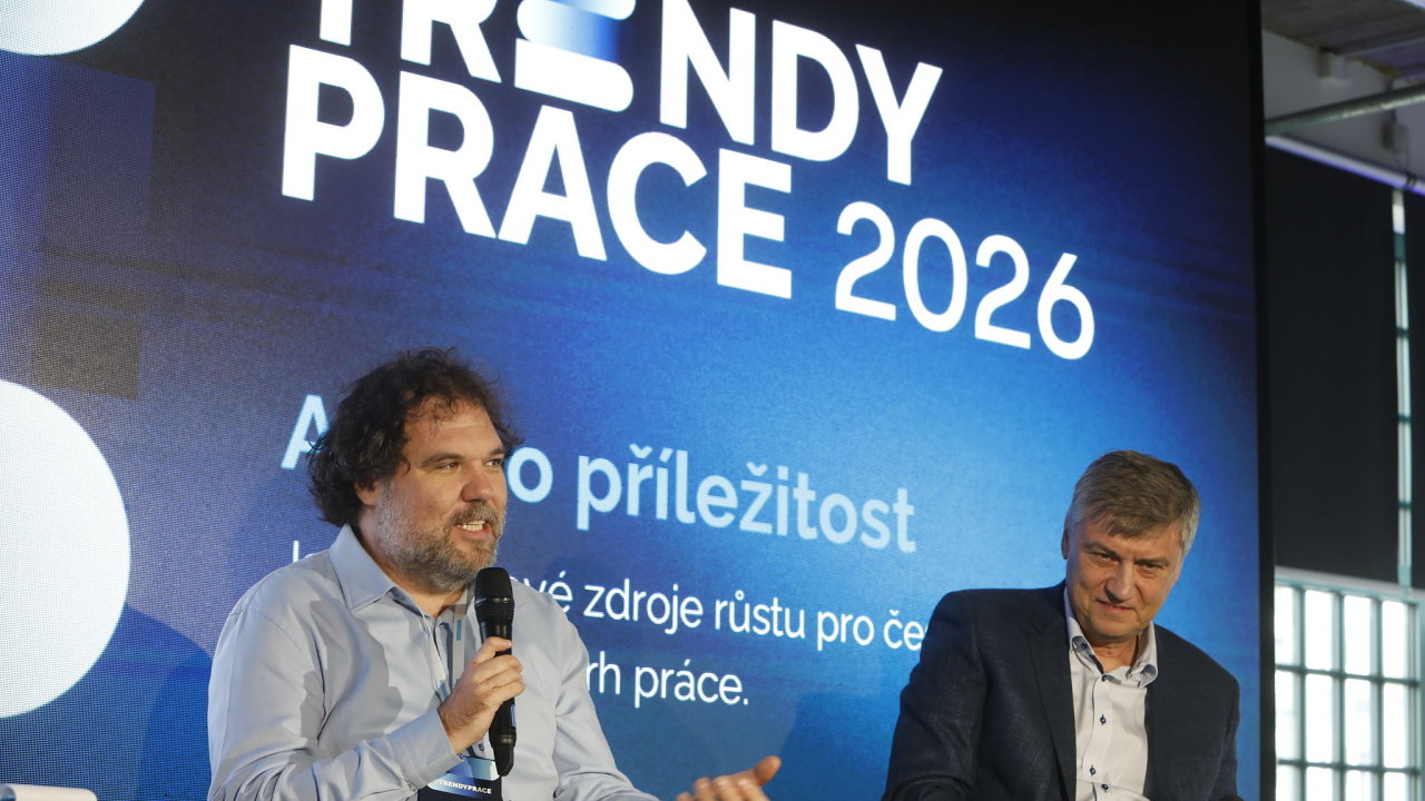 Zakladatel Y Softu V�clav Muchna (vlevo) a ��f Seyforu Martin C�gler debatovali o tom, jak AI a konsolidace trhu m�n� roli mana�er� i fungov�n� technologick�ch firem.
