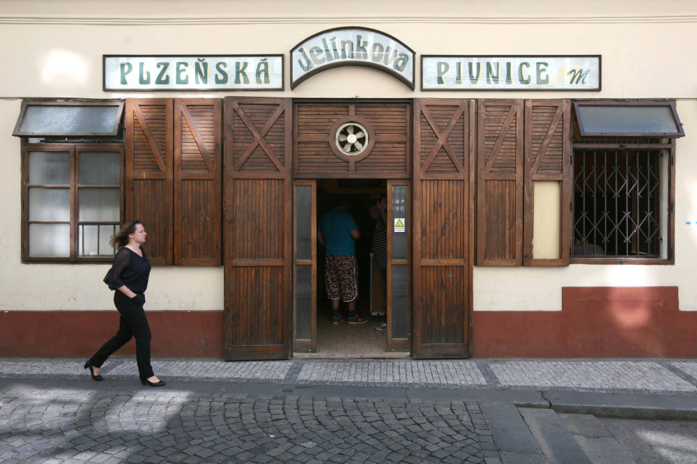 7. U Jelínků (18 bodů) Charvátova 33/1, Praha 1-Nové Město
Otevřeno: po–pá: 10–22, so: 10–18 h
O tom, kde se v Praze točí nejlepší plzeň, vedou pivaři věčné a nikdy nekončící spory. Že se jedna z nejlepších točí u Jelínků nedaleko stanice metra Národní, ale nepochybuje nikdo. Pivnice tu bývala už na začátku minulého století. Rodina Jelínků ji získala v roce 1918 a o osm let později uzavřel pan Jelínek smlouvu s plzeňským pivovarem. Od té doby sem chodí milovníci zlatého moku na skvělý Plzeňský Prazdroj.
Klasika, která má skvělou náladu hlavně přes den, kdy se ve výčepu střídají na stojáka pozoruhodné typy s neuvěřitelnými zkazkami.