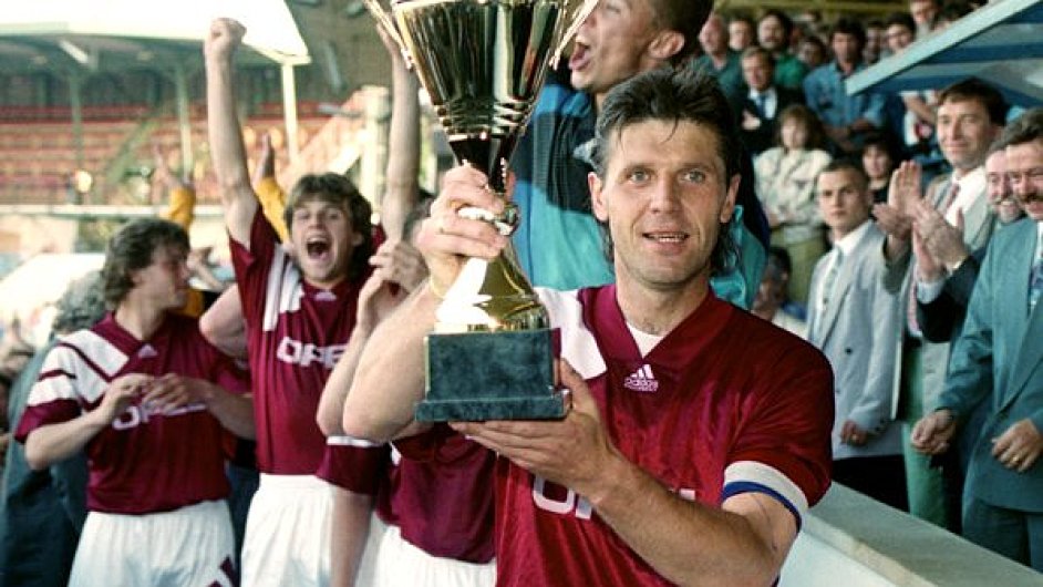 Jozef Chovanec jako kapitn Sparty s pohrem pro mistra ligy 1993/94