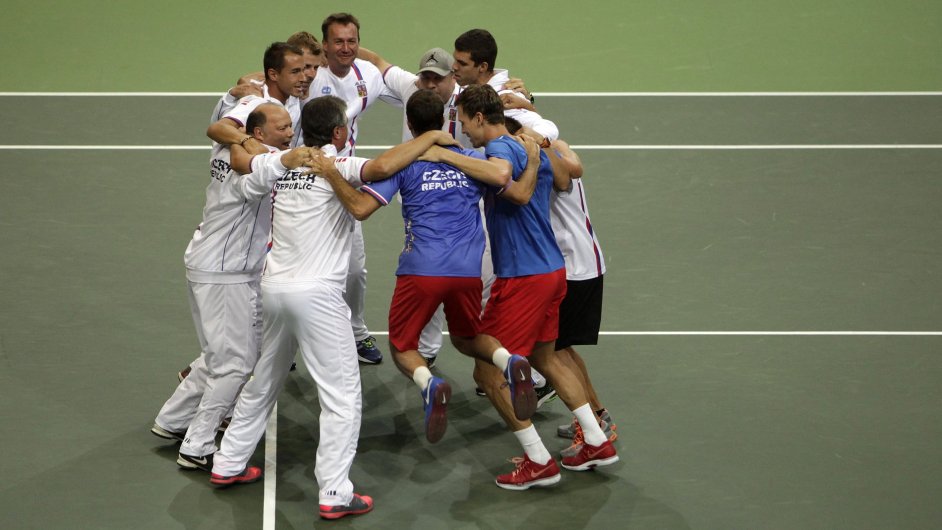 et tenist oslavuj postup do finle Davis Cupu.