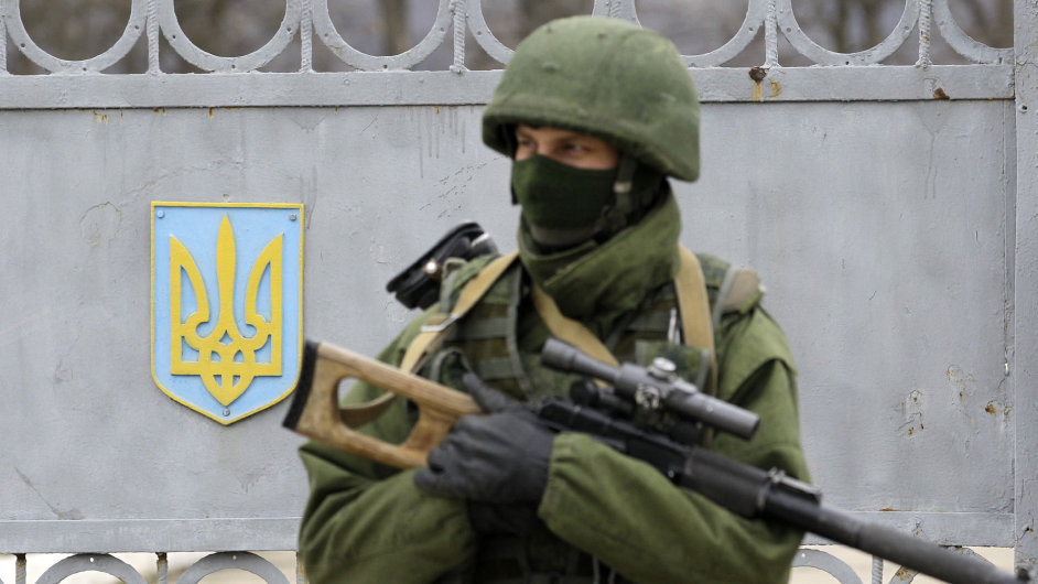 Neoznaen ozbrojenec blokujc vchod do ukrajinsk vojensk zkladny