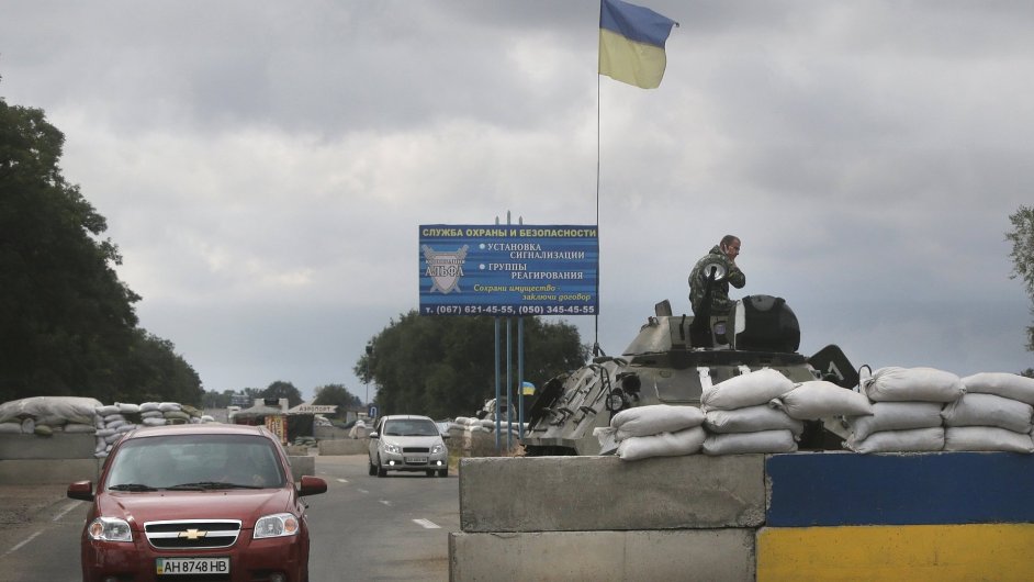 Ukrajinská armáda hlídkuje u mìsta Mariupol.