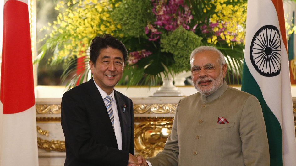 Japonsk premir Abe a jeho indick protjek Modi si potsaj rukou ped zahjenm summitu v Tokiu