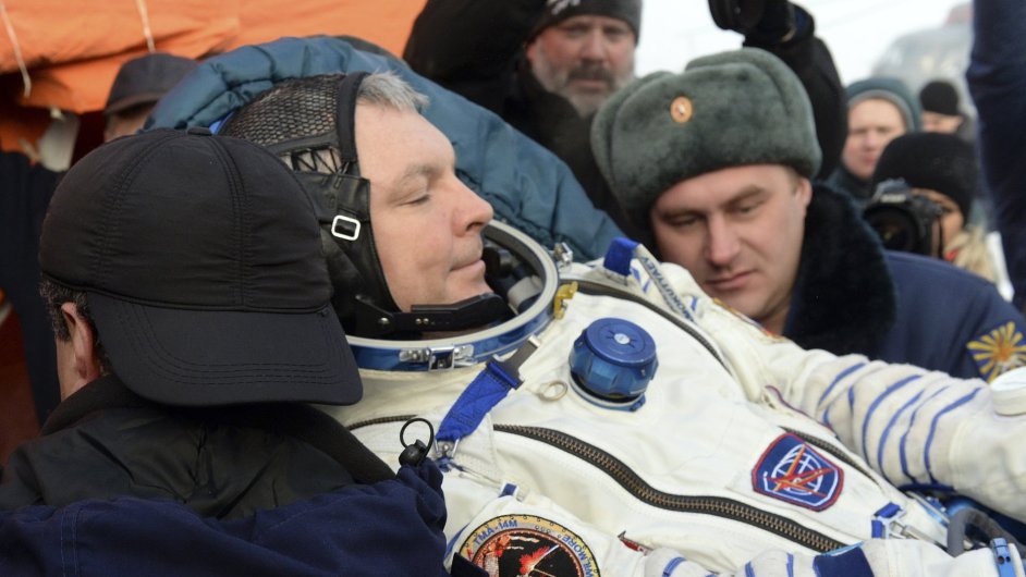 Rusk kosmonaut Alexandr Samokuajev po pistn jeho Sojuzu. Ilustran foto.