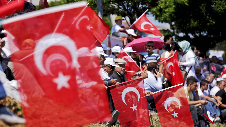 Prezident Erdogan vyuil rznch pleitost, aby veejn podpoil sv zjmy ve volbch