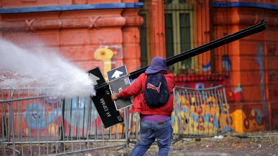 Dal demonstraci student v Chile rozehnala policie.