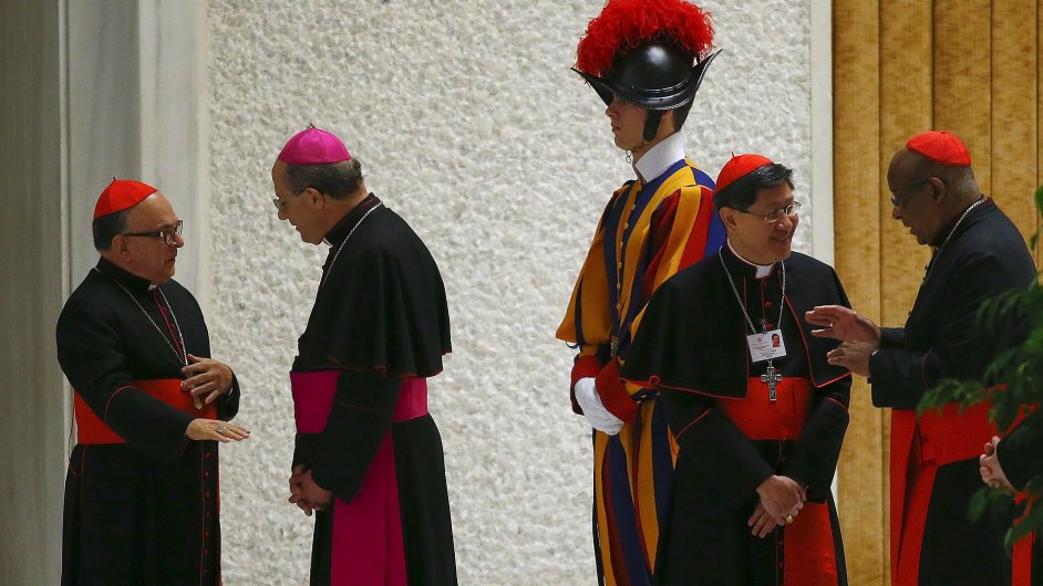 Biskupov uinili vstcn krok k rozvedenm, ke gaym nikoli. Snmek zachycuje kleriky, kte v prbhu synody ekaj na schzku s papeem.