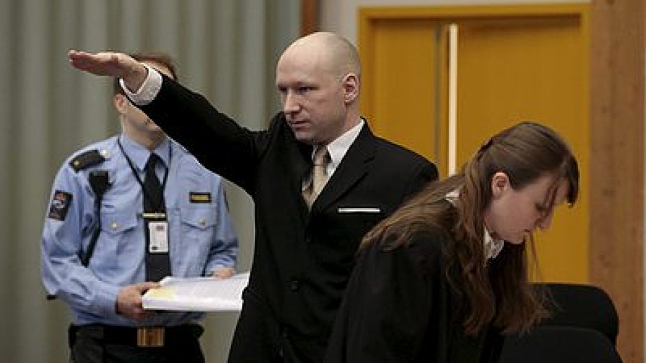 Anders Breivik po pchodu k soudu odkzal svou zvednutou pravic na nacistick pozdrav.
