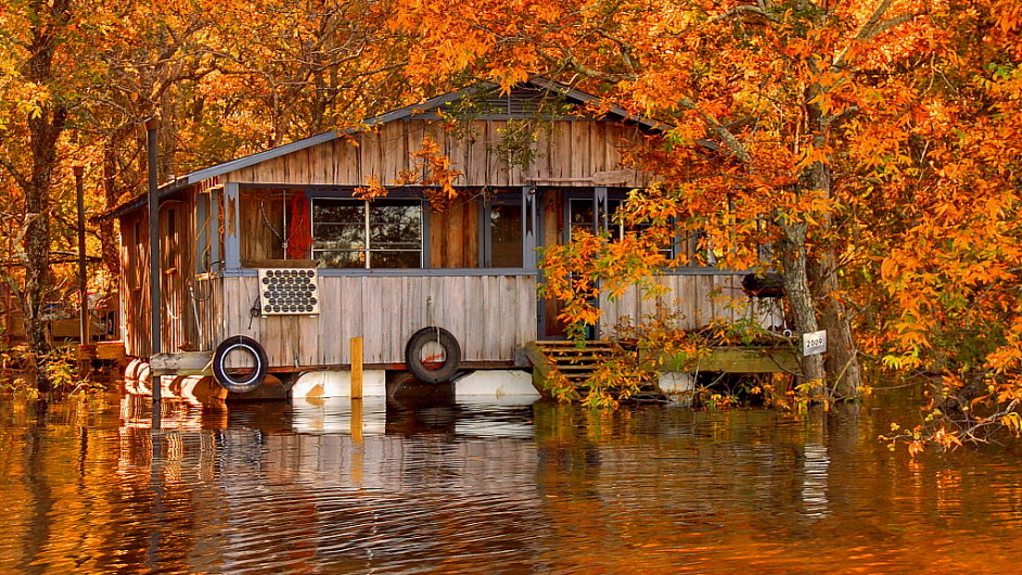 Floating camp on the Ouachita River by FinchLake