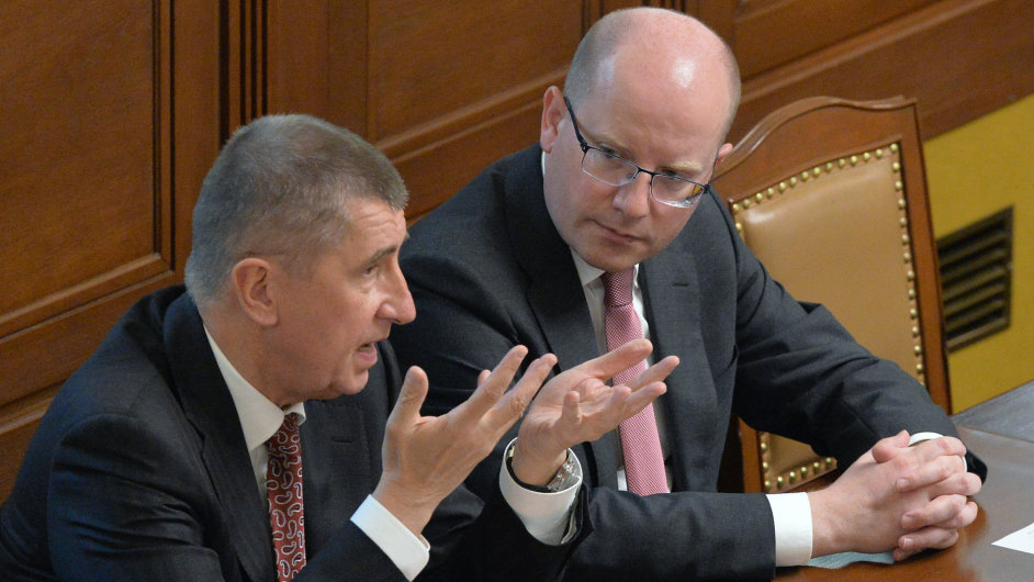 Ministr financ Andrej Babi a premir Bohuslav Sobotka ve snmovn.