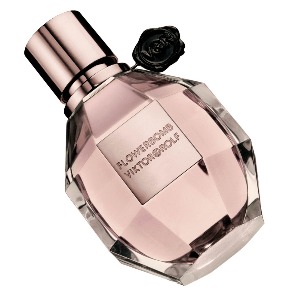Orientálně-květinová dámská vůně Flowerbomb ve flakonu ve tvaru ručního granátu je úspěšná už deset let. Orientálně-květinová dámská vůně Flowerbomb ve flakonu ve tvaru ručního granátu je úspěšná už deset let.