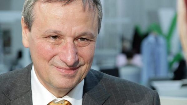 Konec chvalozp�v�. Kom&aacute;rek navrhuje p�&iacute;sn�j&scaron;&iacute; dohled nad �eskou televiz&iacute; a rozhlasem