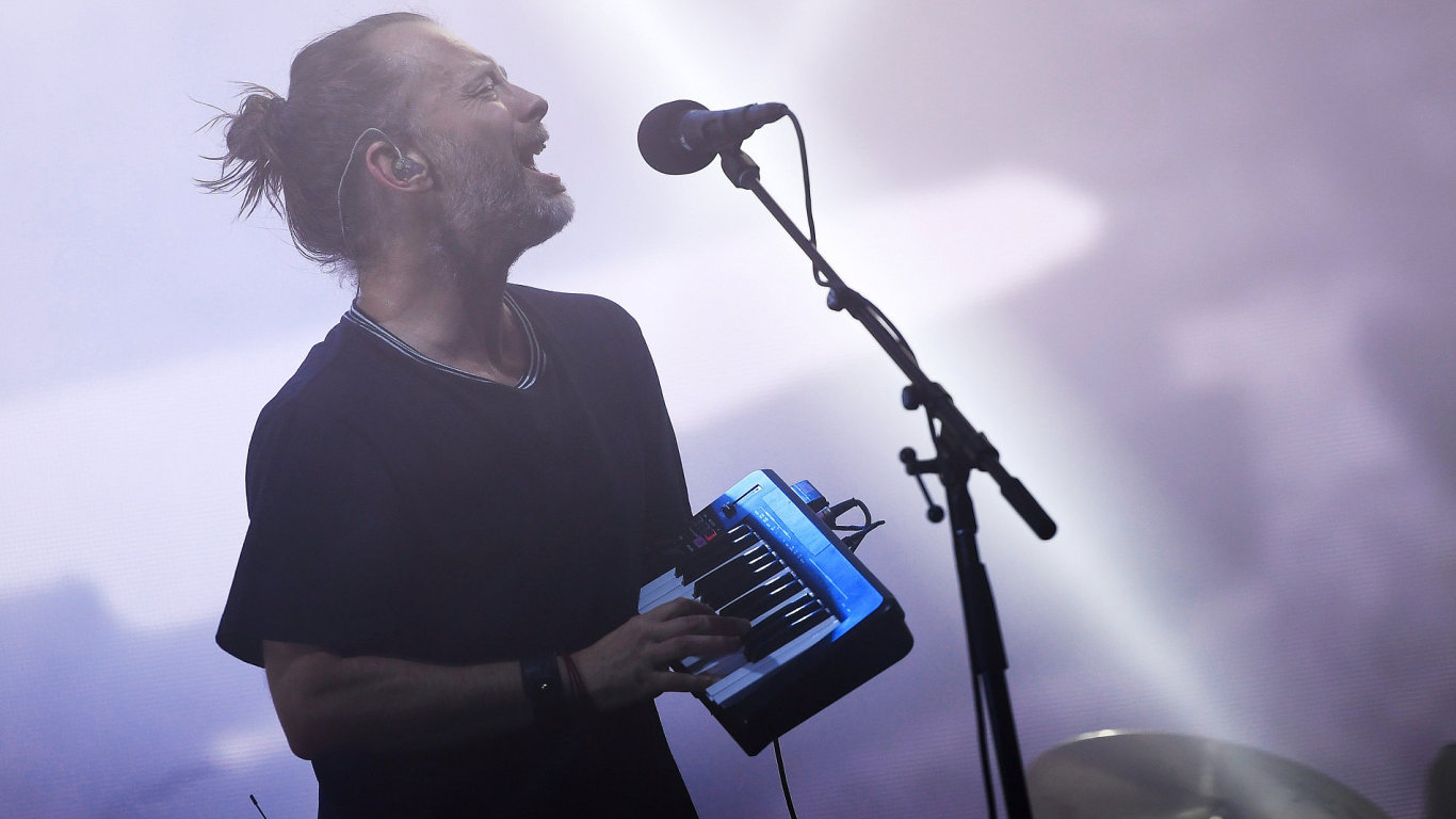 Snmek z vystoupen Radiohead na festivalu Glastonbury.