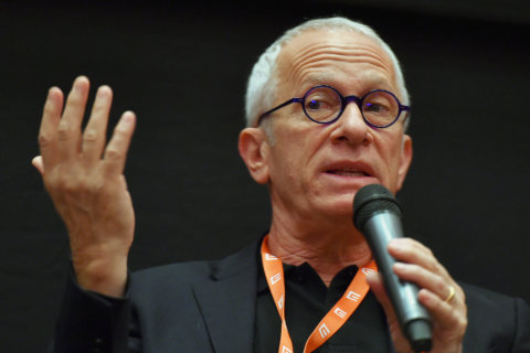 Snímek ze sobotní debaty s Jamesem Newtonem Howardem na festivalu v Karlových Varech.